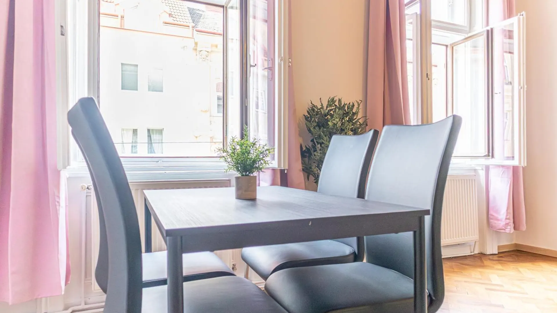 Spacious 3Br Apartment Comfortable And Central Vienna